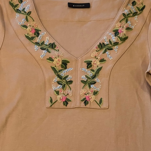 Long Sleeve Express Shirt w Floral Embroidered Neckline - Picture 2 of 3